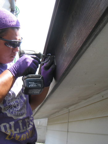 M様邸の雨樋取り付けの様子
