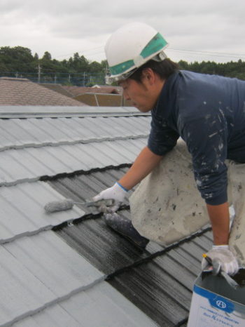 I様邸の屋根中塗りの様子