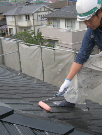 I様邸の屋根下塗りの様子