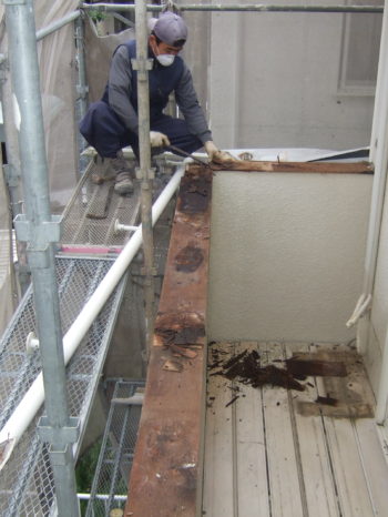 I様邸のベランダ解体の様子