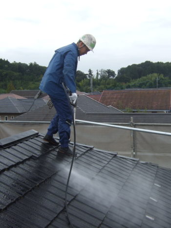 I様邸の屋根の高圧洗浄の様子