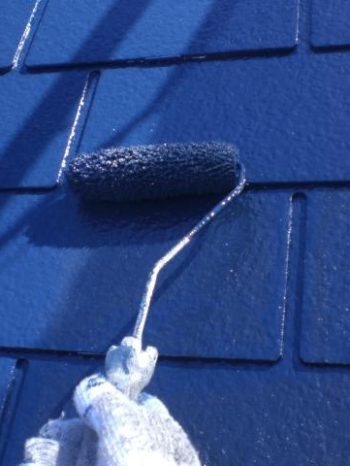 我孫子市B様邸の屋根上塗りの様子