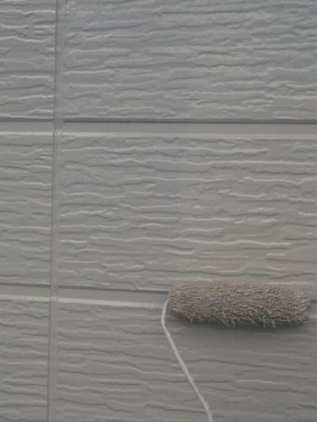 柏市B様邸の外壁の上塗りの様子