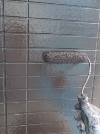 柏市S様邸の外壁上塗りの様子