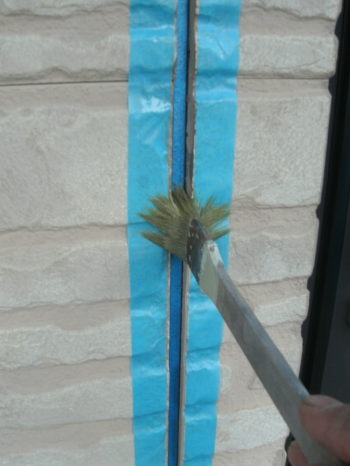 守谷市O様邸の目地にプライマーを塗布している様子