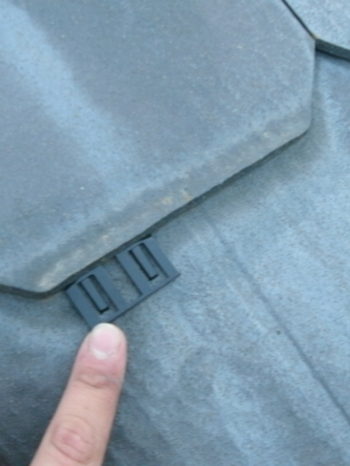 守谷市O様邸のスレート屋根にタスペーサーを挿入している様子