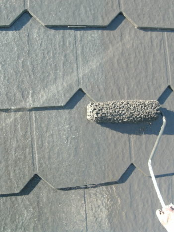 守谷市O様邸の屋根の上塗りの様子