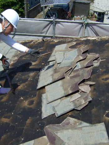 K様邸の既存コロニアル屋根を剥がしている様子