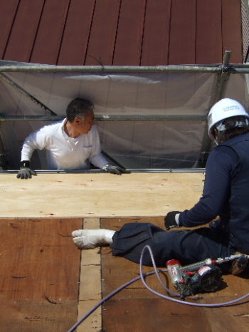 K様邸の屋根の野地板を重ね貼りしている様子