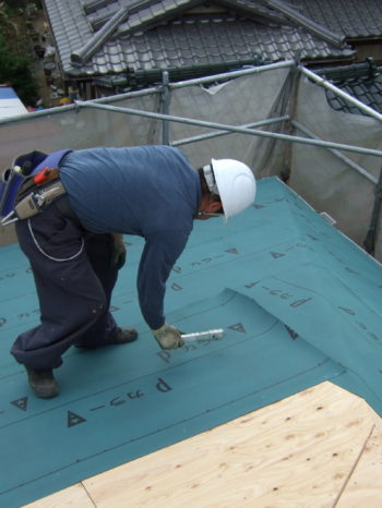 K様邸の屋根のルーフィングを敷いている様子