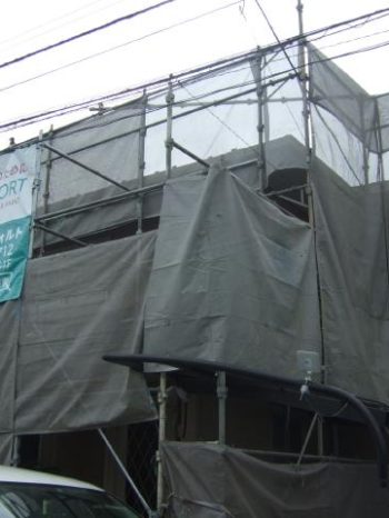 柏市M様邸の足場の組み立て