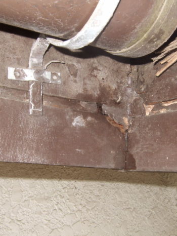 柏市M様邸の雨漏りにより腐食している破風板の様子