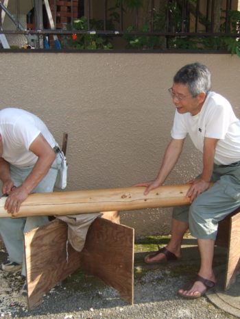 柏市T様邸の玄関ポーチ柱交換の様子