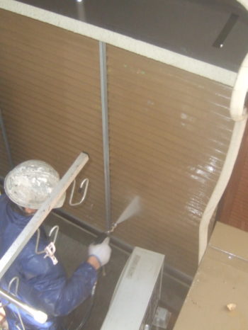 柏市T様邸の外壁高圧洗浄の様子