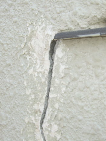 柏市T様邸の外壁ひび割れ補修の様子