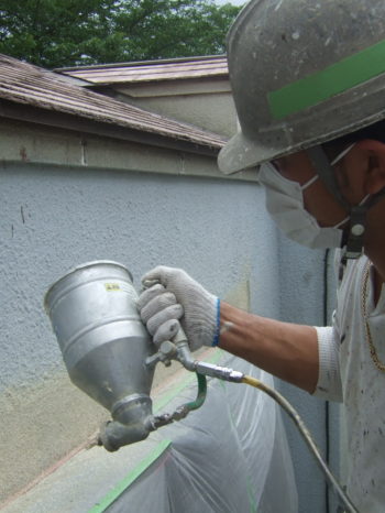 柏市T様邸の窓まわりの外壁パターン合わせ吹付けの様子