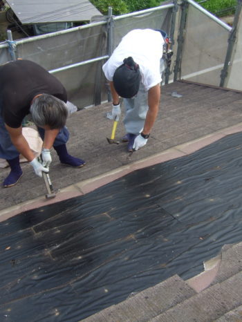 柏市M様邸の既存の屋根材を撤去している様子
