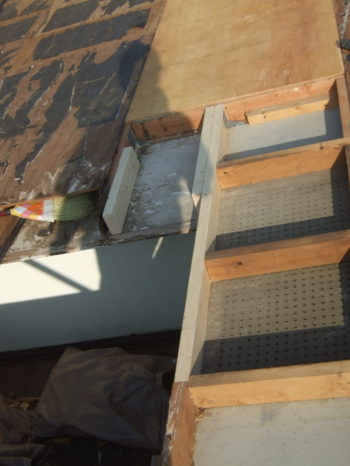 柏市M様邸の屋根の野地板を貼り替えしている様子