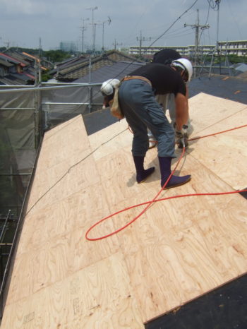 柏市M様邸の野地板を重ね貼りしている様子