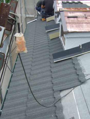 柏市T様邸の屋根カバー工法の様子