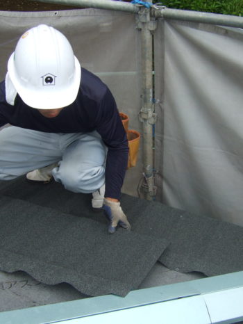 柏市T様邸の屋根カバー工法の様子
