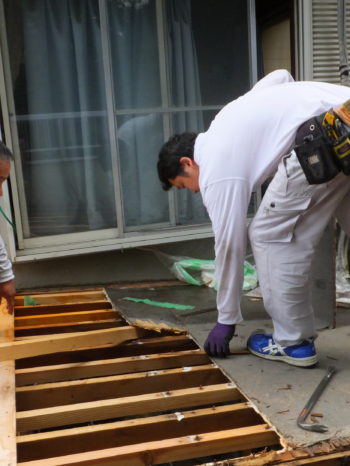 M様邸のベランダ下地解体の様子