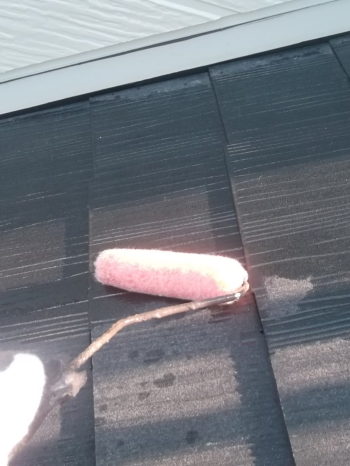 柏市B様邸の屋根の下塗りの様子