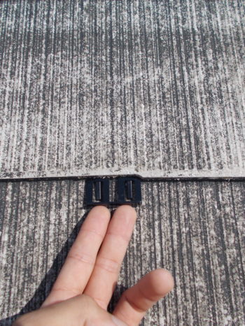 柏市S様邸のコロニアルにタスペーサーを挿入している様子