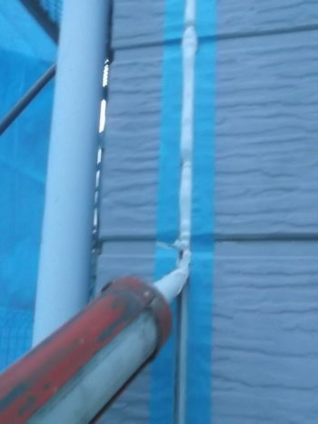 柏市B様邸のサイディング目地シーリング充填の様子