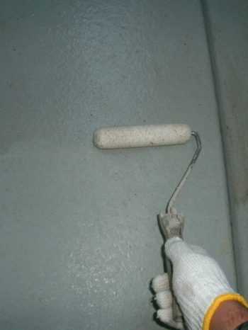 守谷市O様邸のベランダFRP防水のトップコート塗装1回目の様子