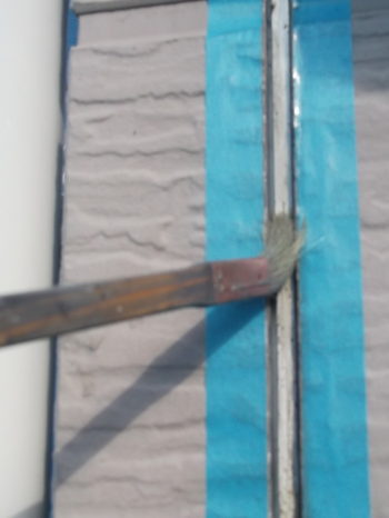 柏市B様邸のサイディング目地にプライマーを塗布している様子