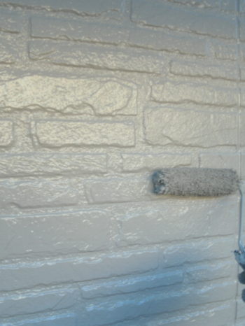 守谷市O様邸の外壁の上塗りの様子