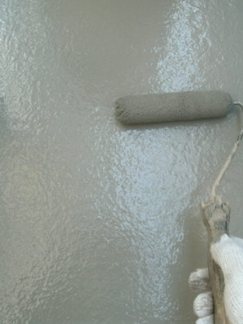守谷市O様邸のベランダFRP防水のプライマー塗装の様子