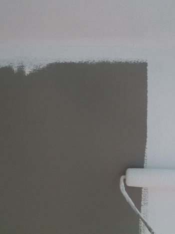 柏市B様邸の外壁の下塗りの様子