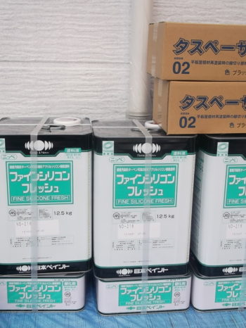 柏市B様邸の外壁に使用した塗料のファインシリコンフレッシュの様子