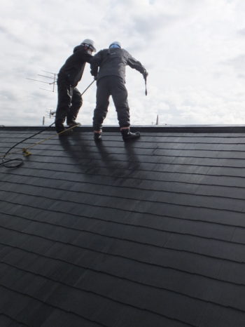 白井市W様邸の屋根高圧洗浄の様子