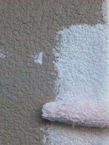 柏市N様邸の外壁下塗りの様子