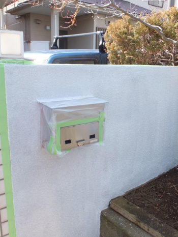 柏市N様邸の門塀塗装の様子