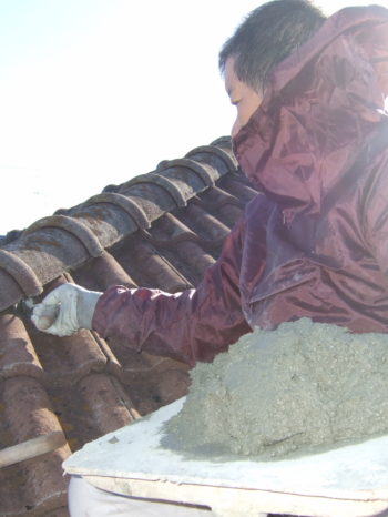 柏市M様邸の屋根の漆喰詰め直しの様子