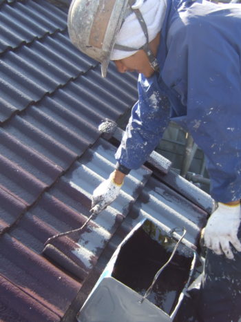 柏市M様邸の屋根の中塗りの様子