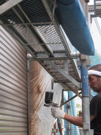 Y様邸のシャッター塗装の様子