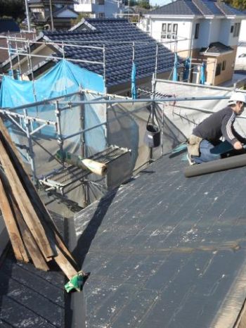 守谷市Y様邸の屋根カバー工法の様子