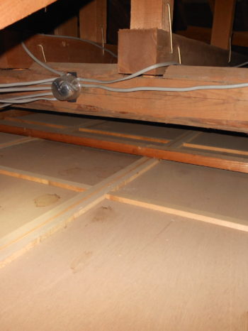 柏市T様邸の天井断熱材を敷き込みする前の様子