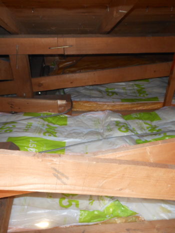 柏市T様邸の天井断熱材を敷き込みした後の様子