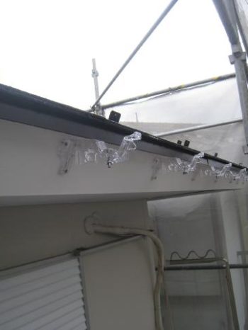 柏市M様邸の雨樋を取り付けしている様子