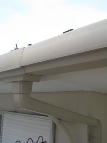 柏市M様邸の雨樋を取り付けした様子