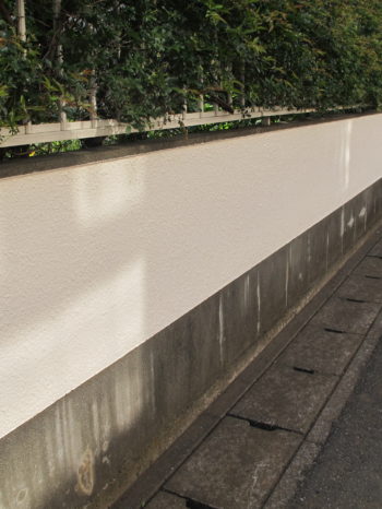 松戸市W様邸の門塀塗装の様子