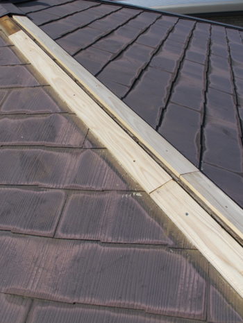 S様邸の屋根棟板金の応急処置後の様子