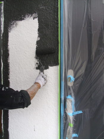 柏市M様邸の外壁の中塗りの様子