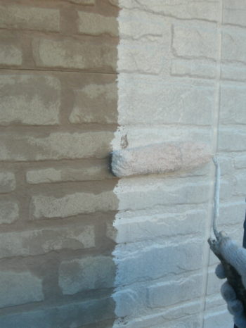 守谷市O様邸の外壁の下塗りの様子